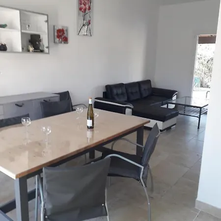 Maison familiale avec grande piscine entre Nîmes et Camargues Hébergement de vacances Garons