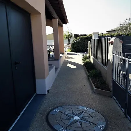 Maison familiale avec grande piscine entre Nîmes et Camargues Hébergement de vacances Garons